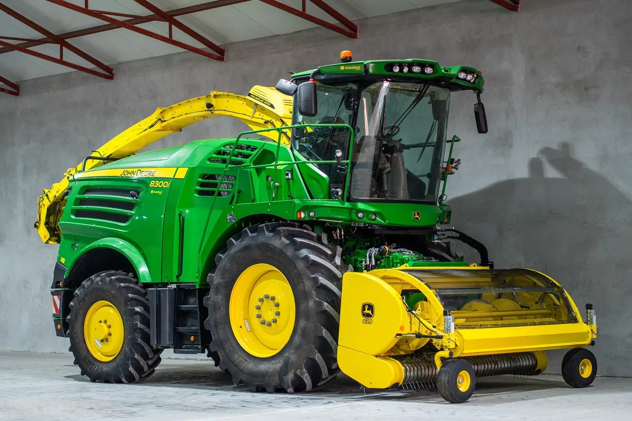 2022 John Deere 8300, 759 mth, Import Auf Lager in der EU — Foto 1