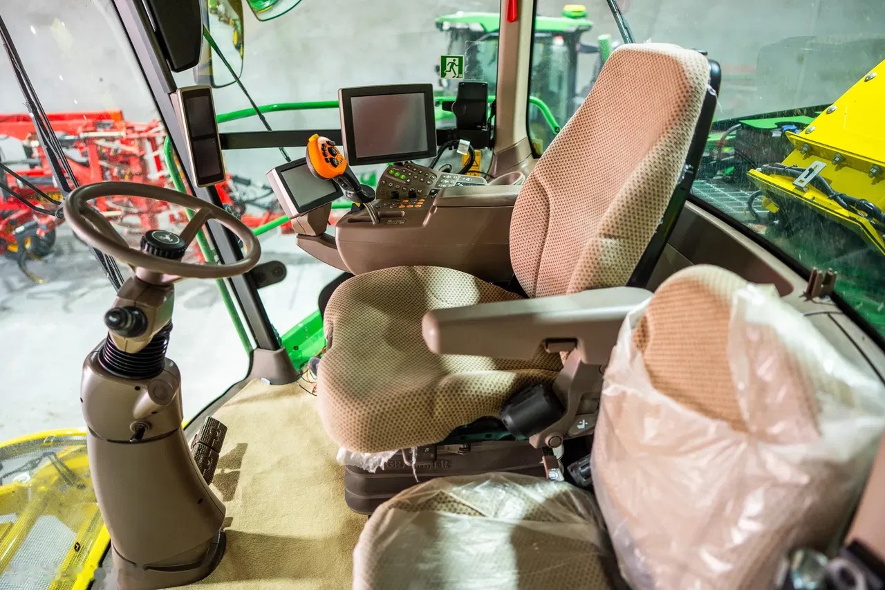 2022 John Deere 8300, 759 mth, Import Auf Lager in der EU — Foto 11 z 14