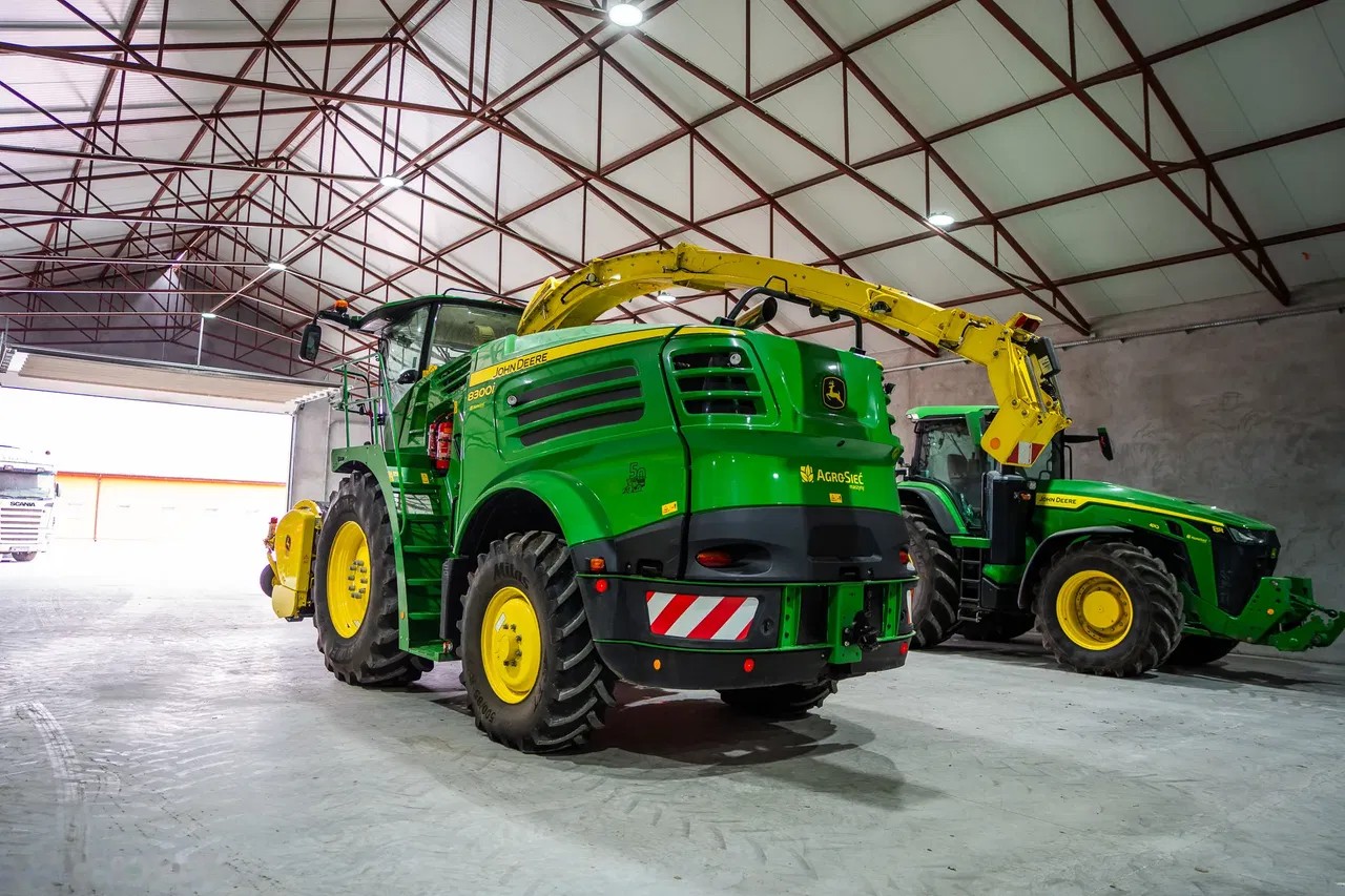2022 John Deere 8300, 759 mth, Import Auf Lager in der EU — Foto 7 z 14