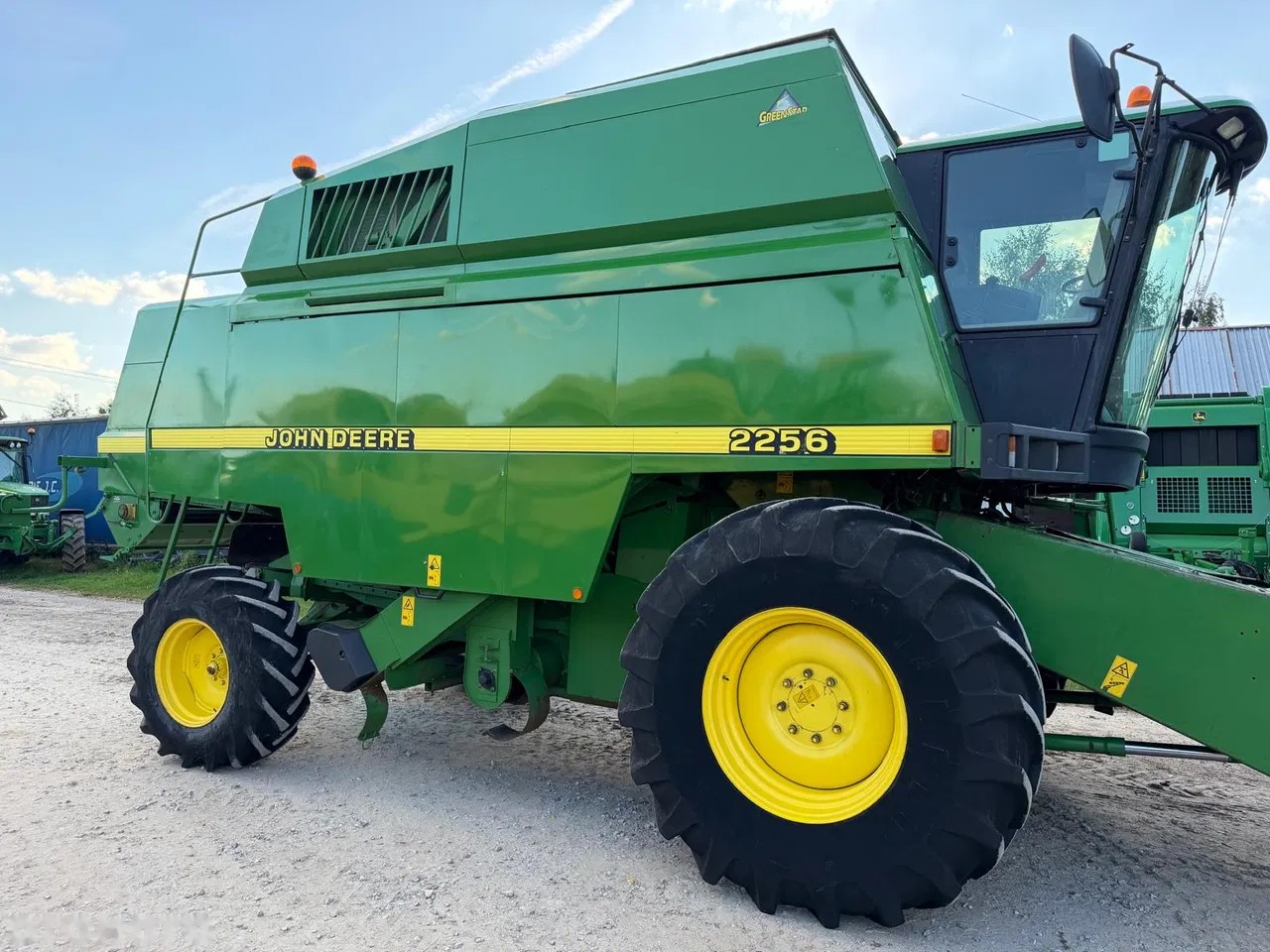 2001 John Deere 2256, Import Auf Lager in der EU — Foto 1