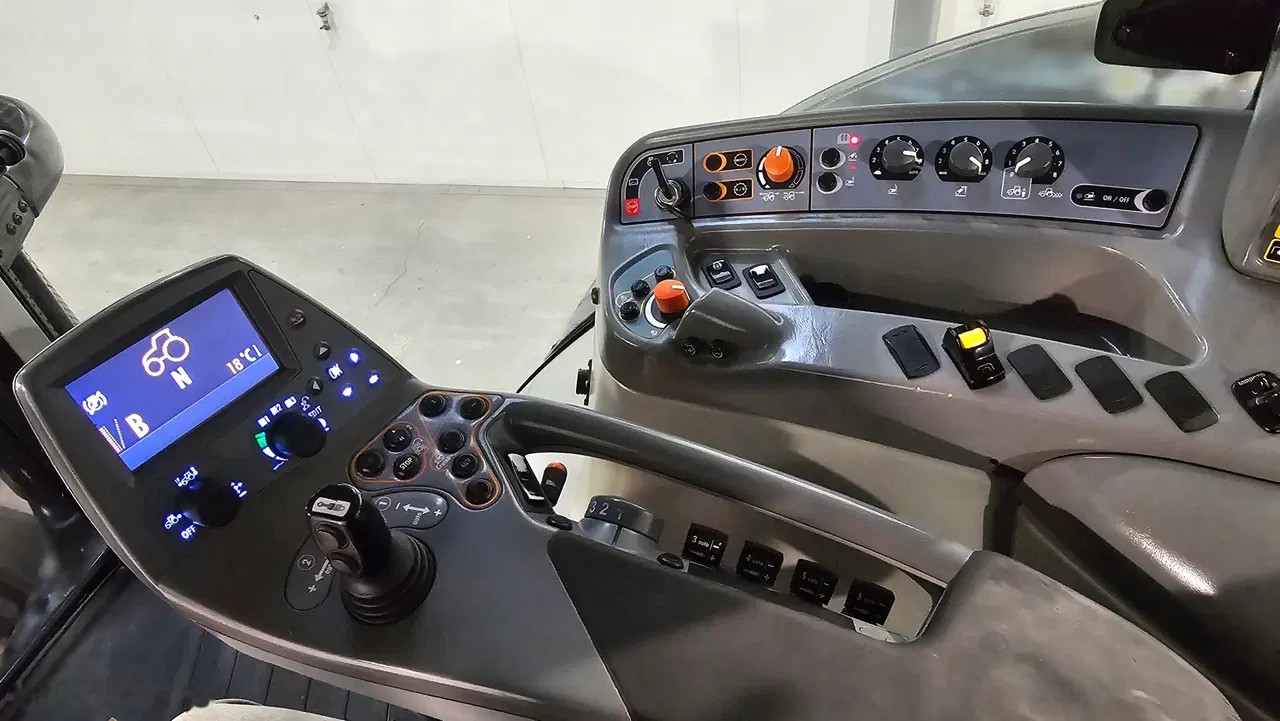 2015 Valtra, 5.500 mth, Import Auf Lager in der EU — Foto 5 z 13
