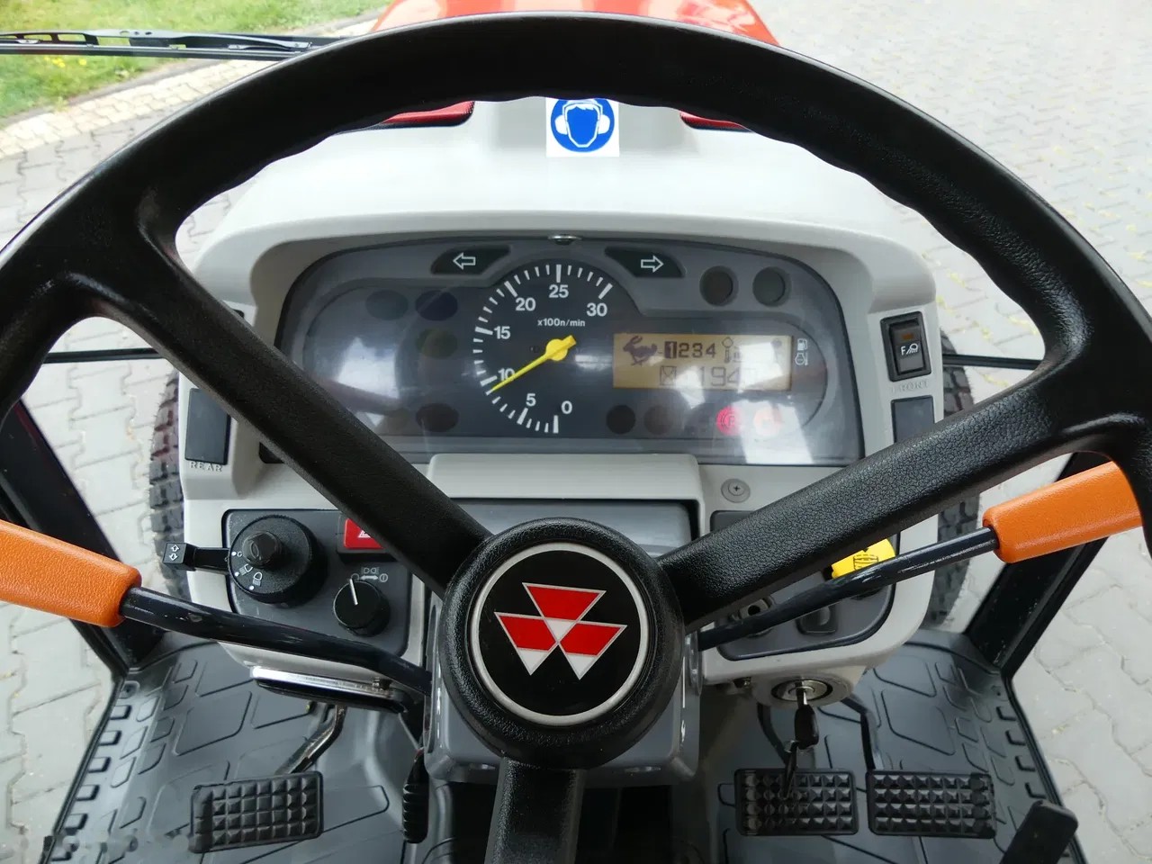 2005 Massey Ferguson, 1.949 mth, Import Auf Lager in der EU — Foto 8 z 24