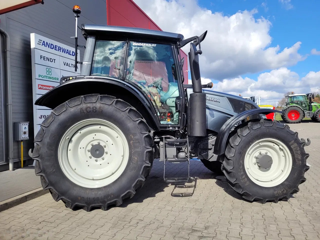 2014 Valtra N103.4, 3.500 mth, Import Auf Lager in der EU — Foto 4 z 18