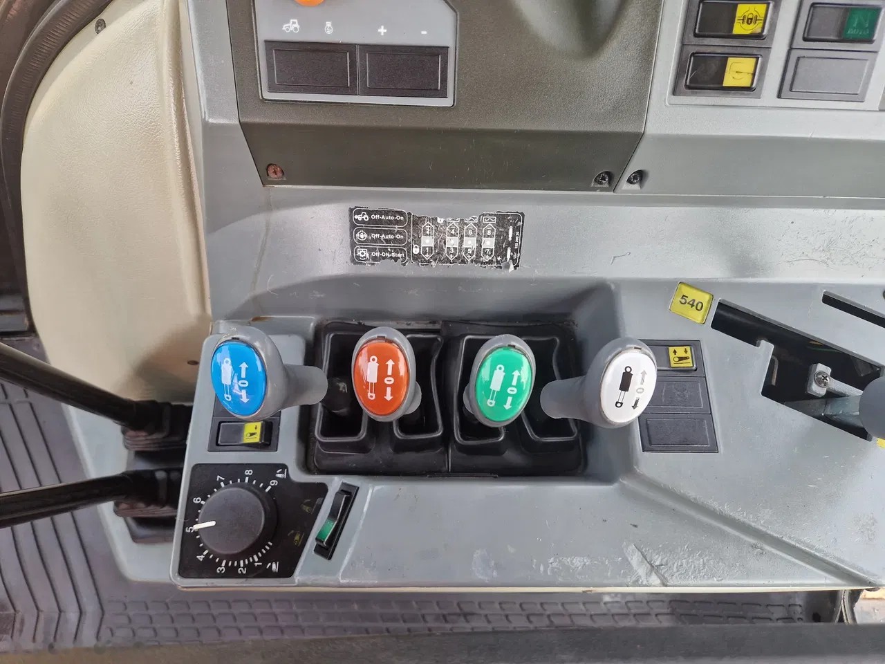 2004 Valtra T140 HiTech, 5.248 mth, Import Auf Lager in der EU — Foto 10 z 24