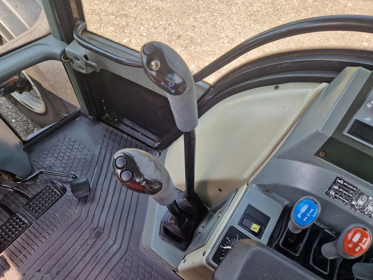2004 Valtra T140 HiTech, 5.248 mth, Import Auf Lager in der EU — Foto 12 z 24
