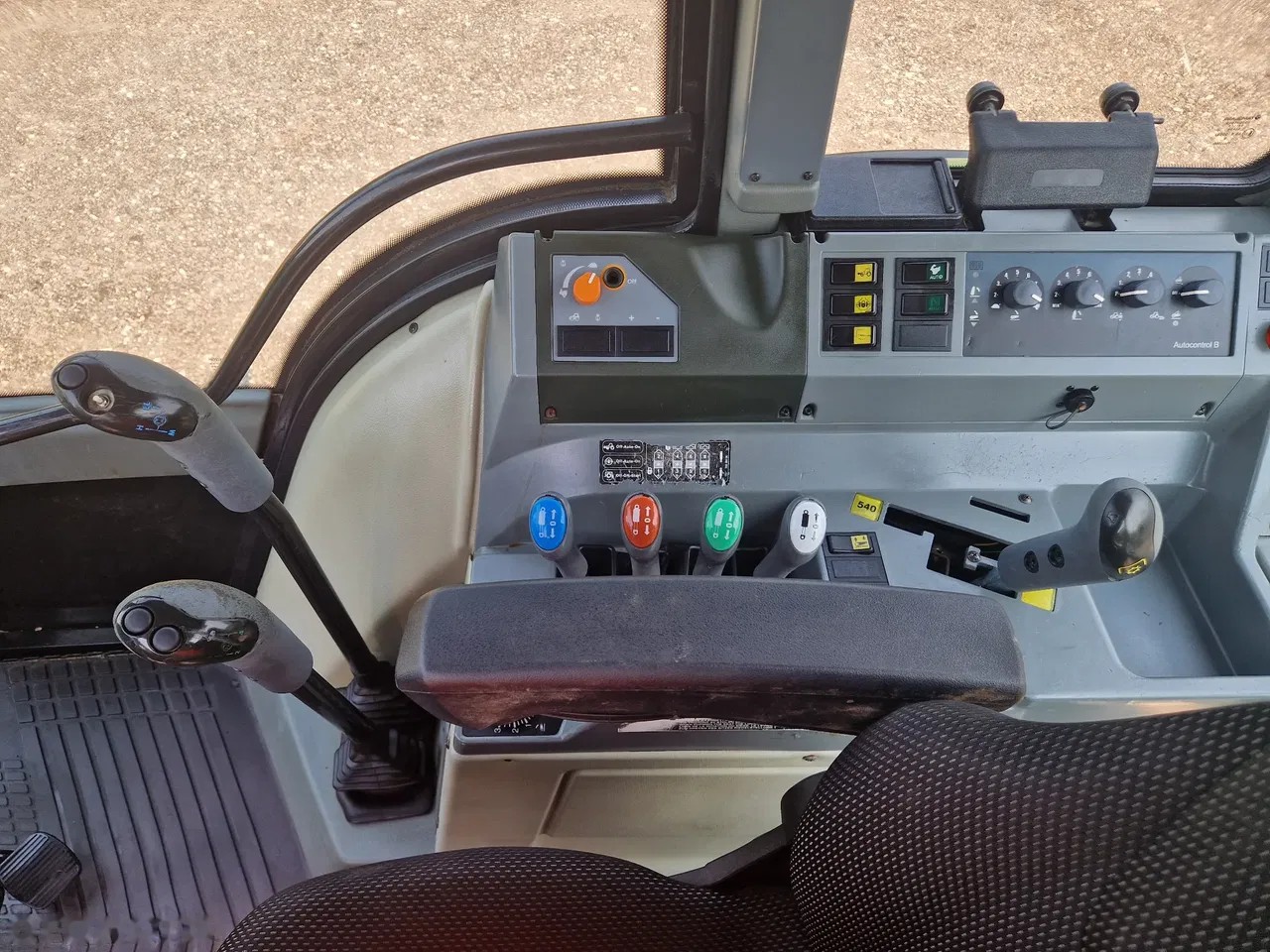 2004 Valtra T140 HiTech, 5.248 mth, Import Auf Lager in der EU — Foto 9 z 24