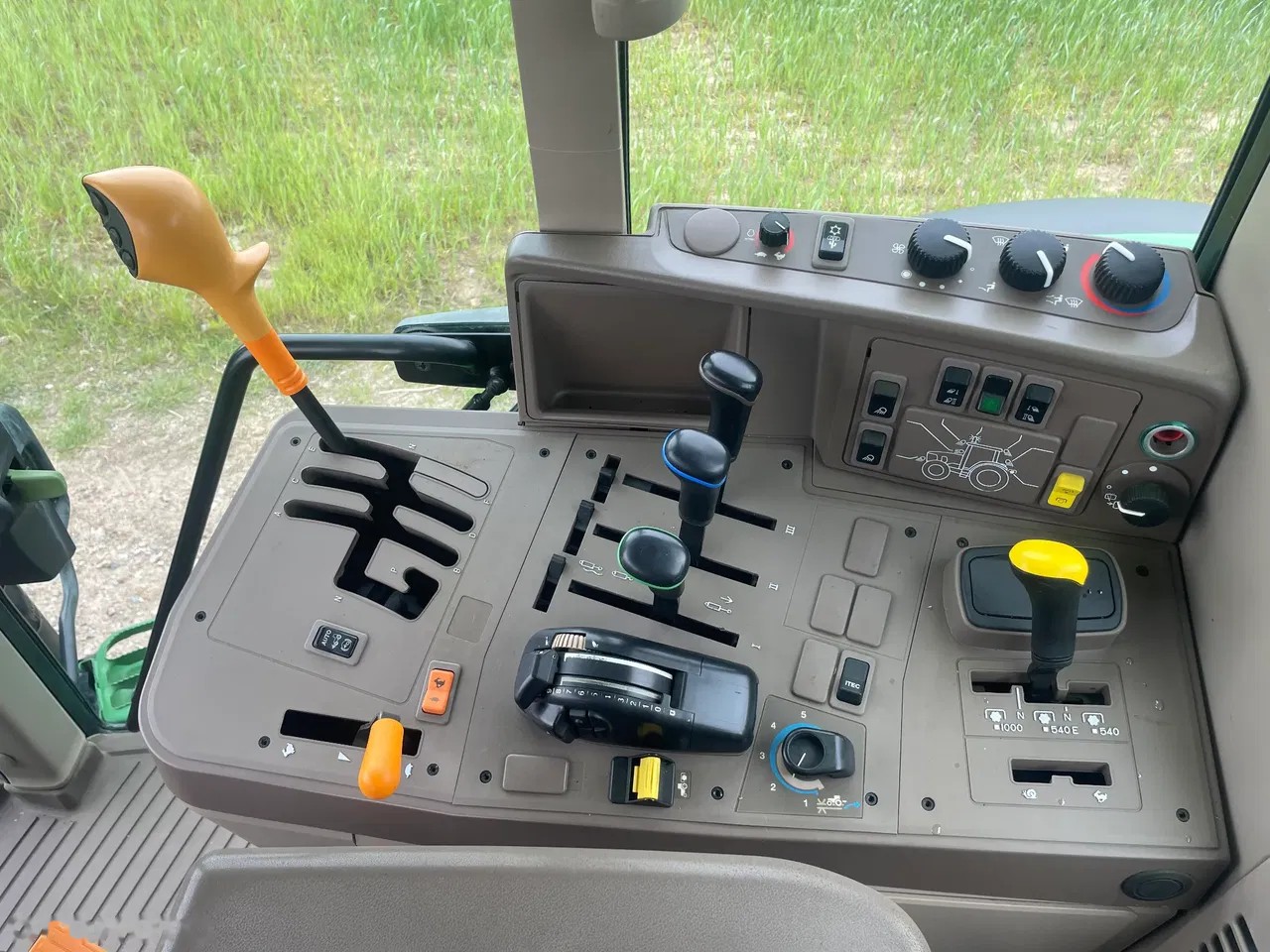 2015 John Deere 6150M, Import Auf Lager in der EU — Foto 11 z 16