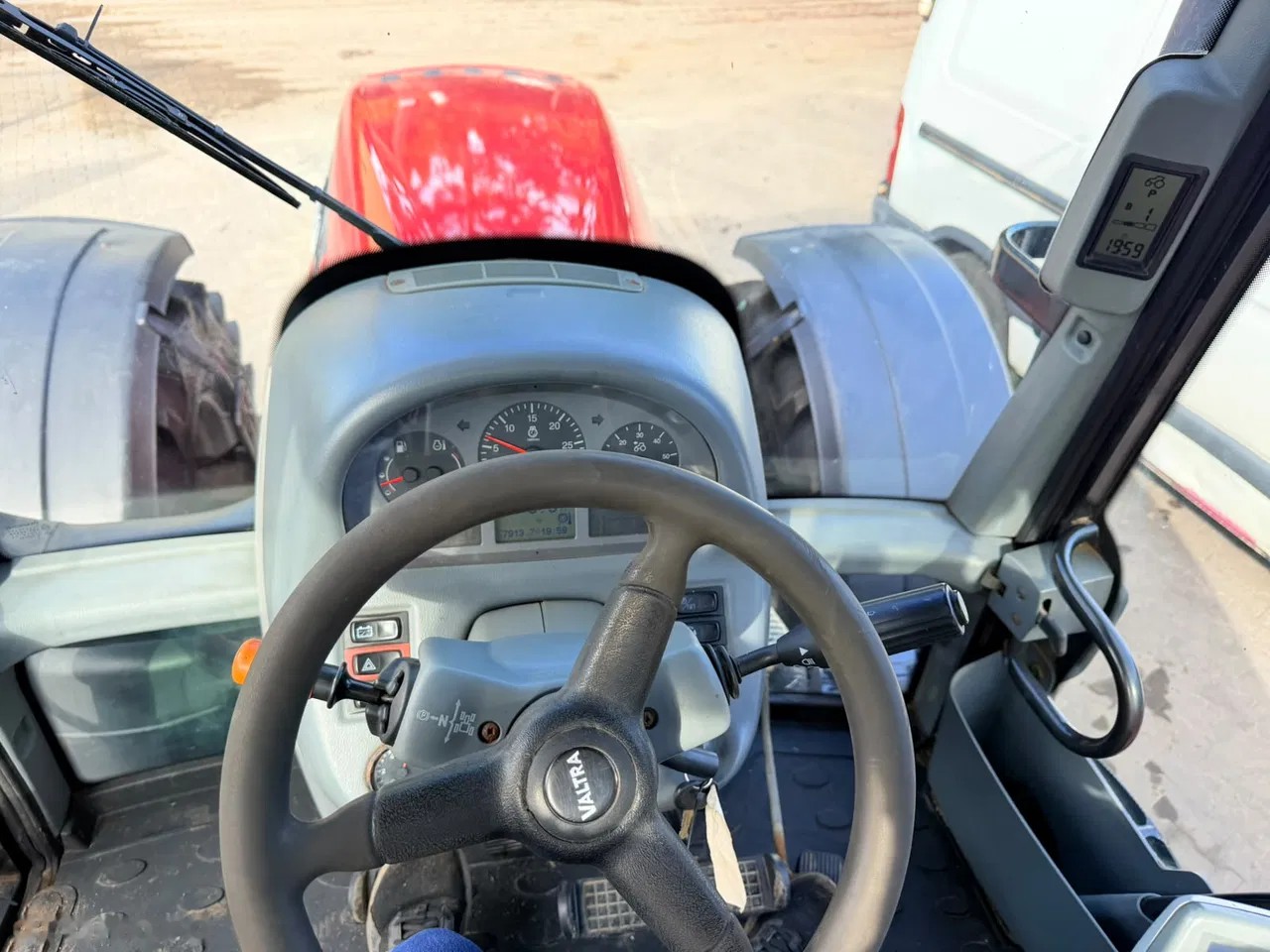 2013 Valtra T213 Versu, 7.913 mth, Import Auf Lager in der EU — Foto 14 z 24