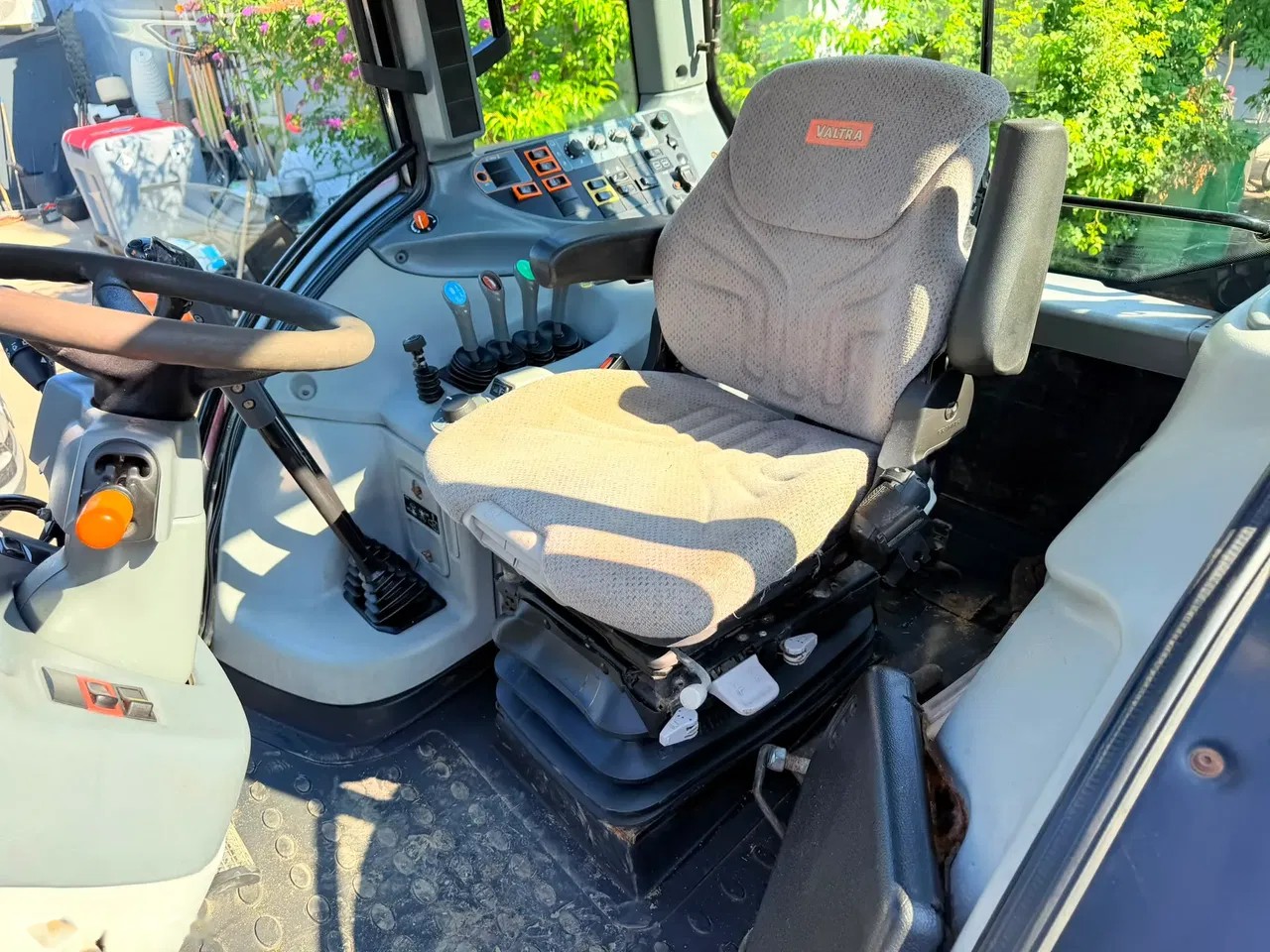 2013 Valtra N101, 9.600 mth, Import Auf Lager in der EU — Foto 13 z 19