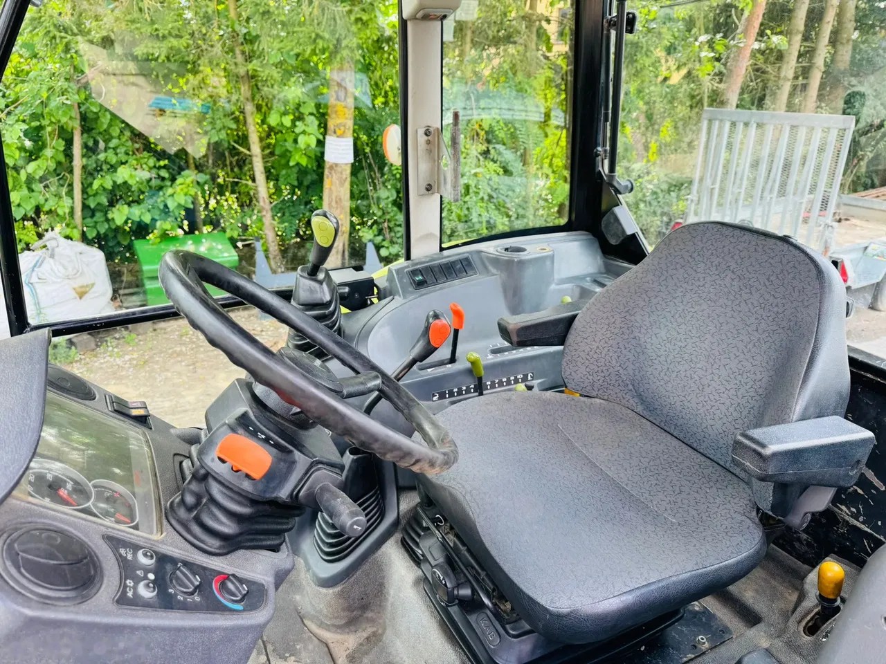 2014 Claas Axos 330, Import Auf Lager in der EU — Foto 10 z 15