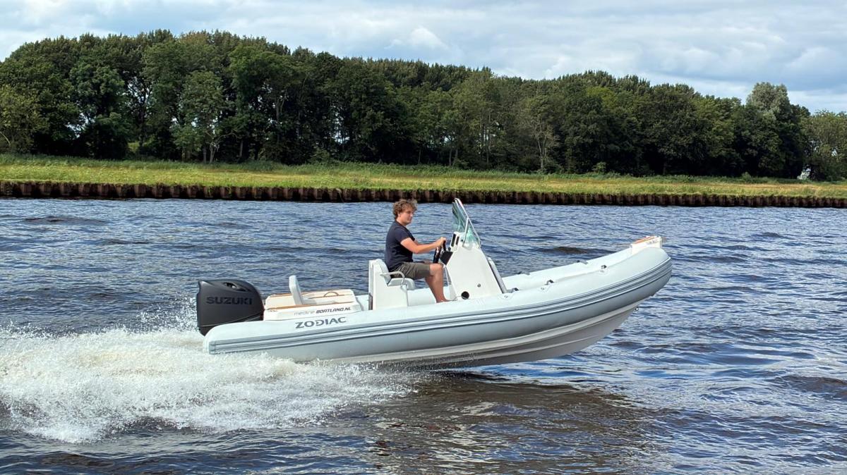 Zodiac Medline 5.8 RIB Suzuki DF115BTX STEALTH, Import Auf Lager in der EU — Foto 1