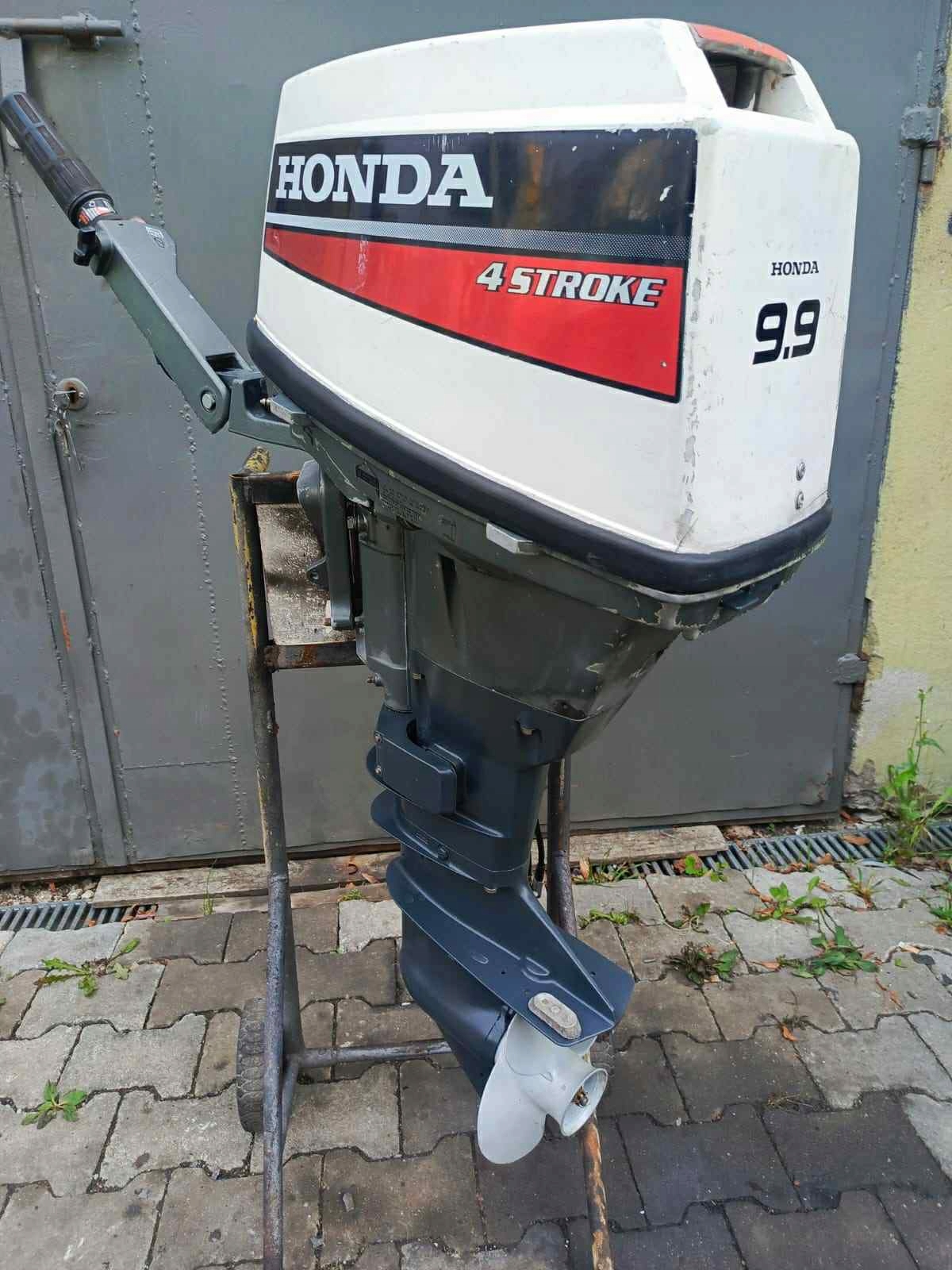 Závěsný motor Honda 9.9KM, krátká noha, rumpel, nabíjení akumulatora, Auf Lager in der EU — Foto 1