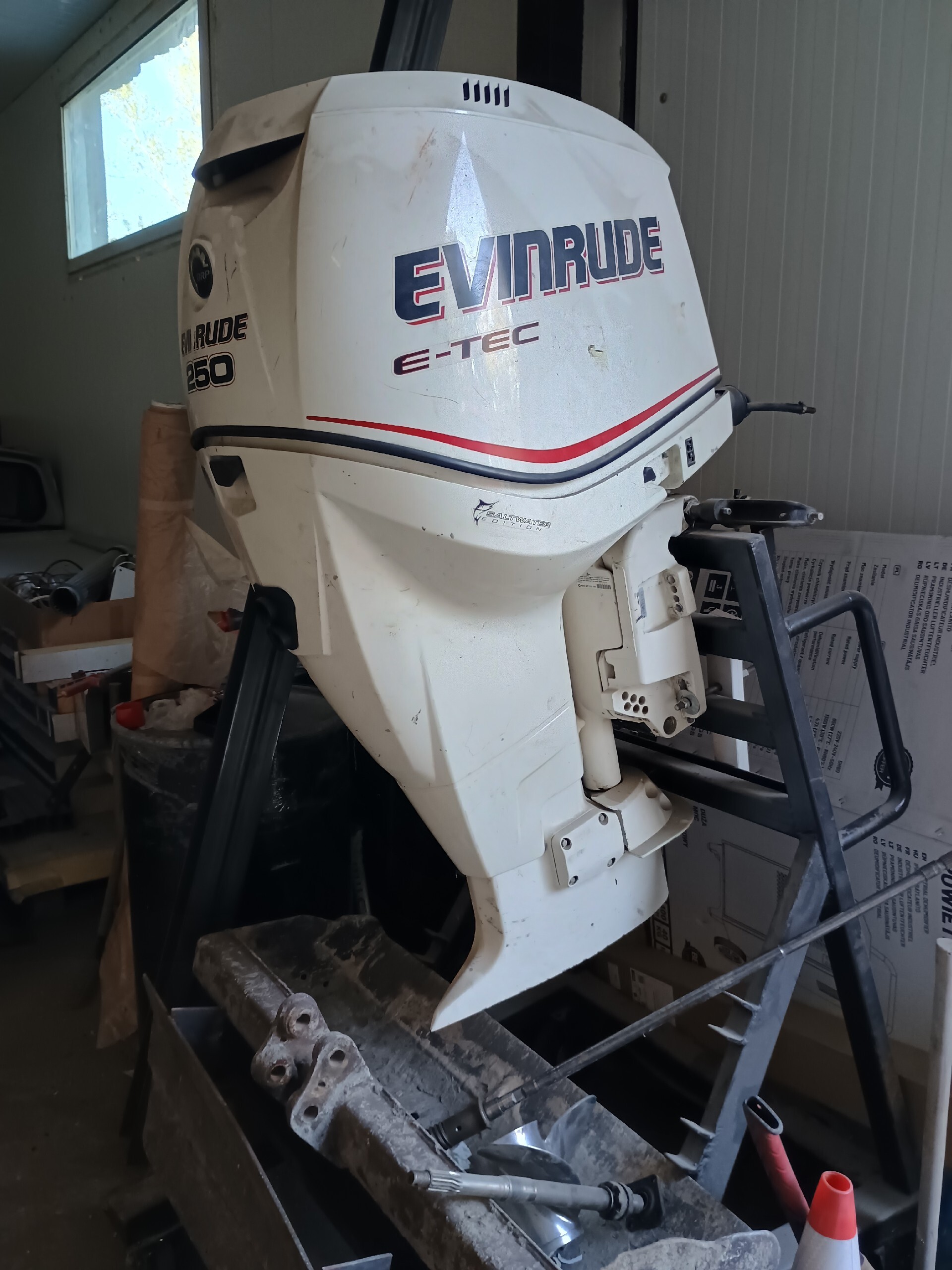 Motor spalovací závěsný Evinrude 250 E-tec 2007r. Sturtevant TANIO, Auf Lager in der EU — Foto 1