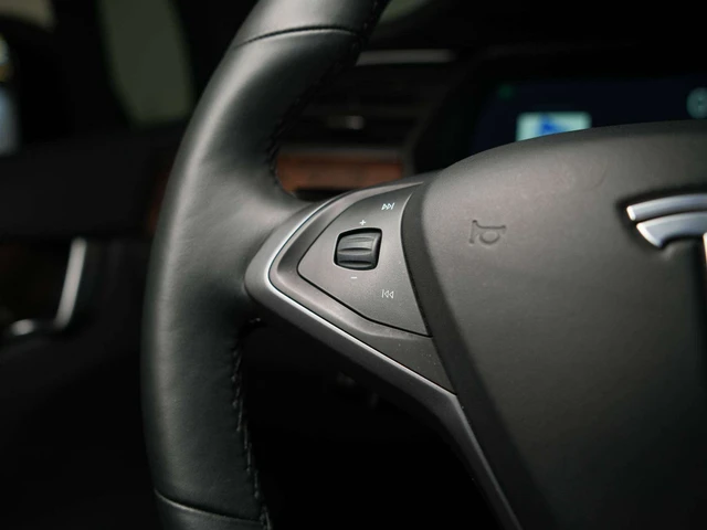 2021 Tesla Model X LONG RANGE PLUS | AUTOPILOT, schwarz, 24.922 km, Import Kanada — Foto 11 z 20