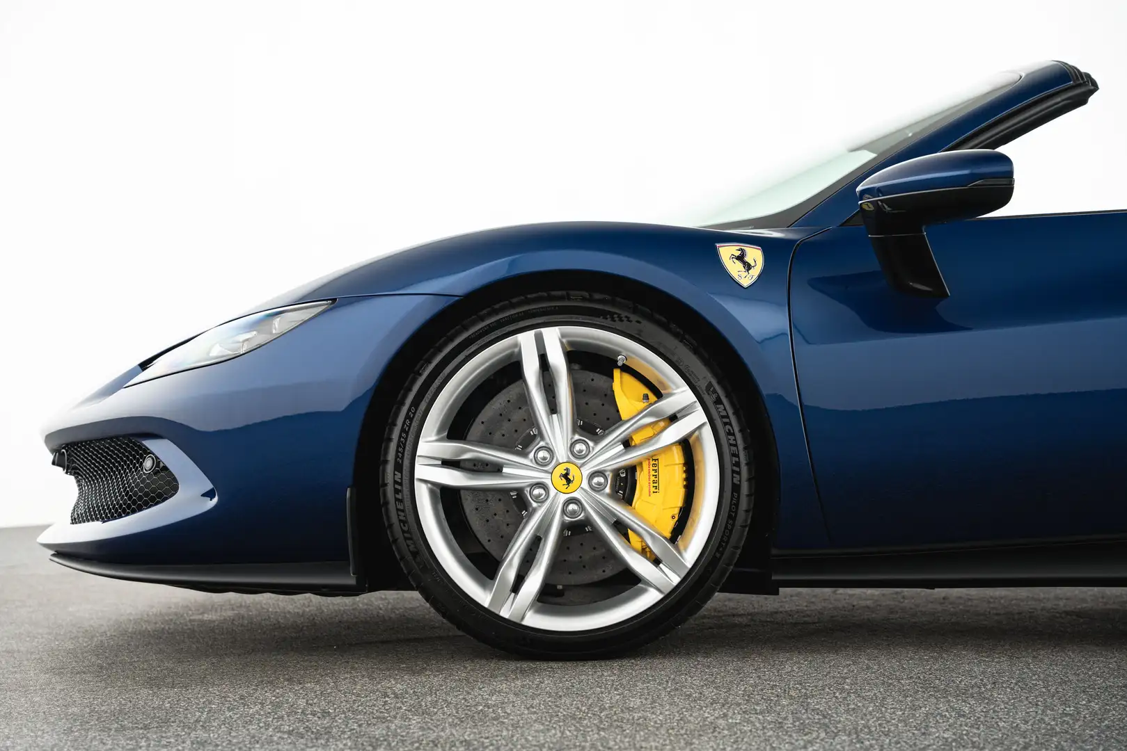 2025 Ferrari 296, 3.645 km, Österreich — Foto 9 z 12