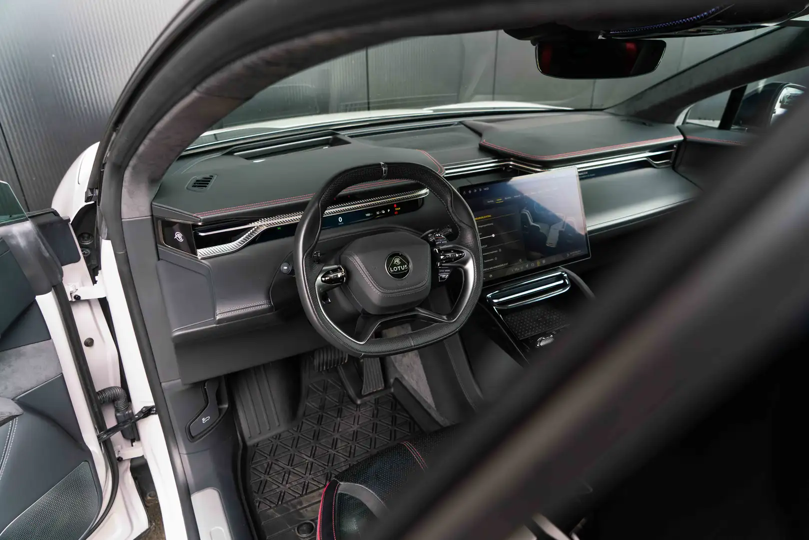 2023 Lotus Eletre, 18.000 km, Belgien — Foto 3 z 12