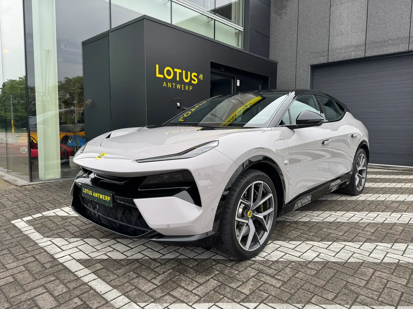 2023 Lotus Eletre, grau, 52.556 km, Belgien — Foto 2 z 12