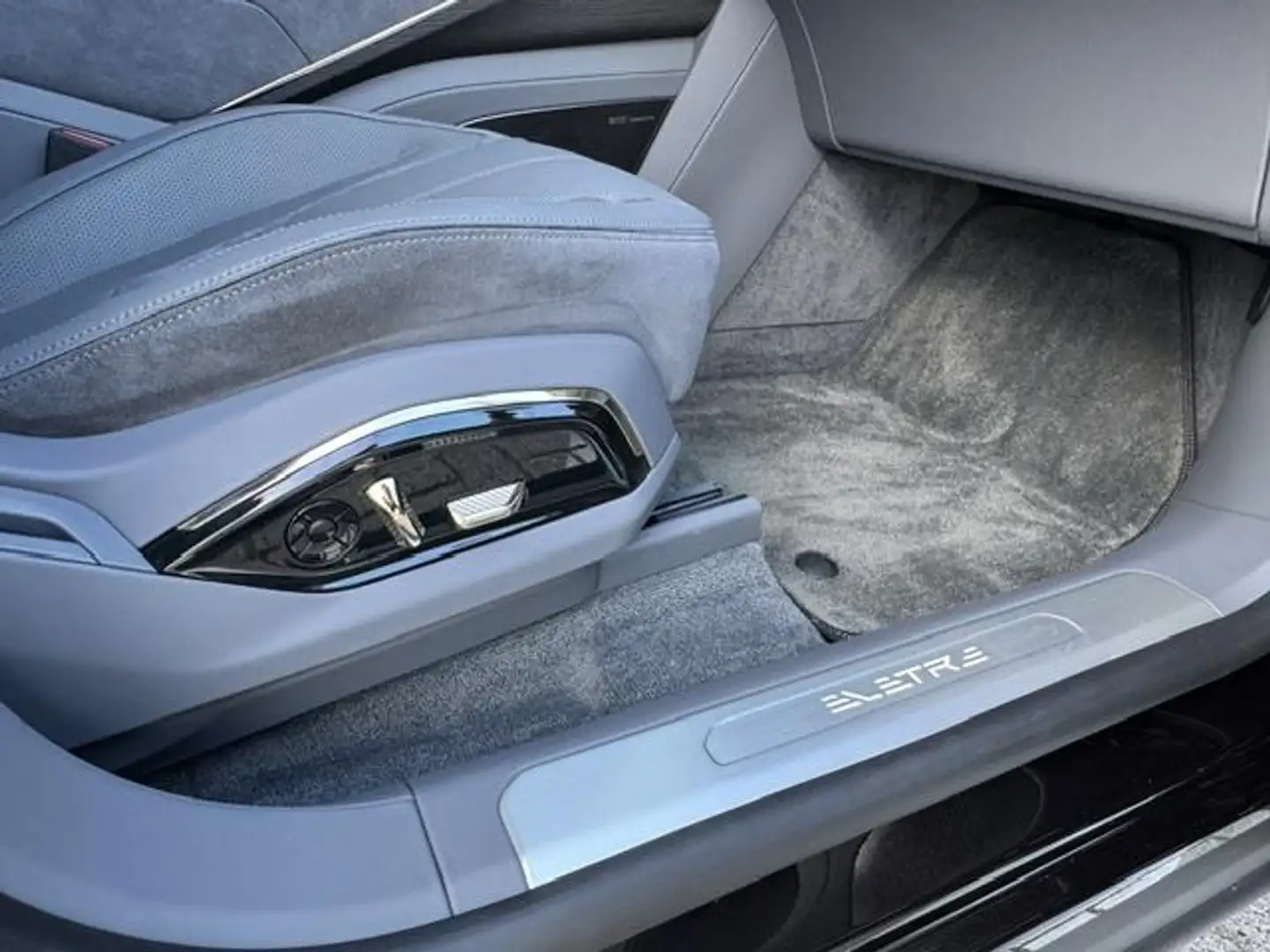 2023 Lotus Eletre, 5.735 km, Belgien — Foto 6 z 12