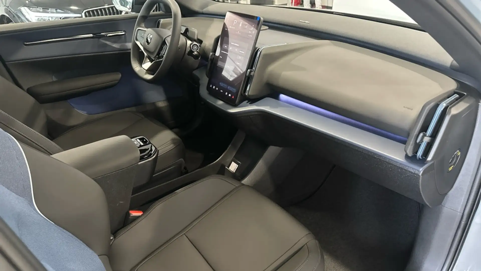 2025 Volvo EX30, schwarz, 7.000 km, Spanien — Foto 9 z 12