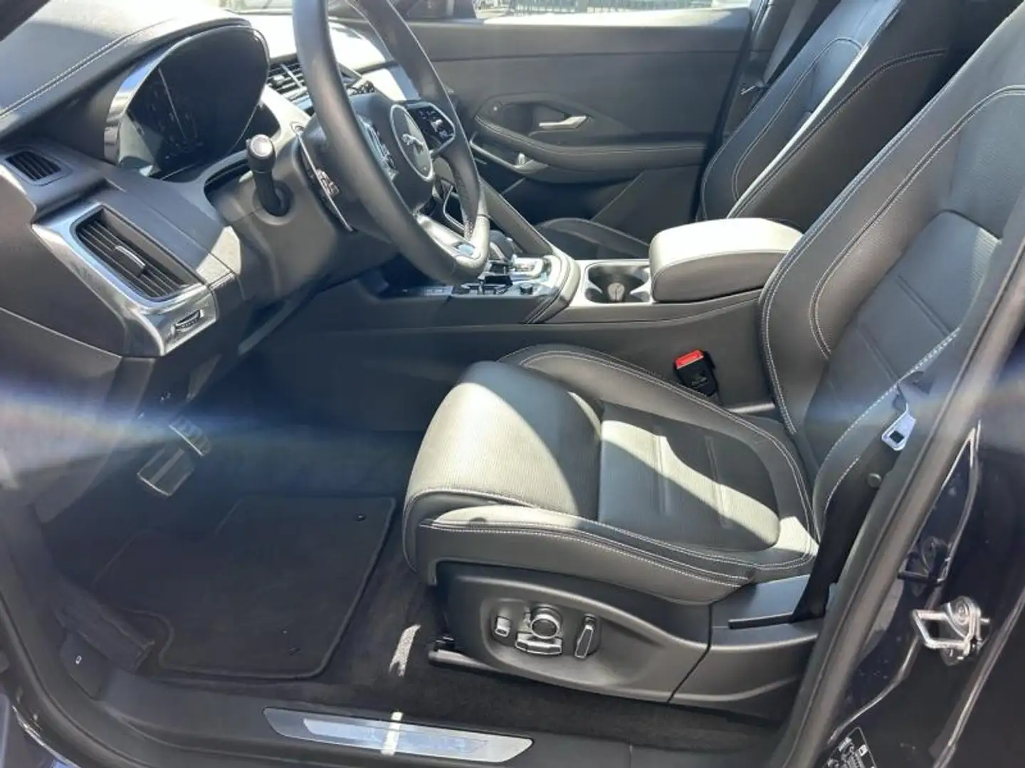 2023 Jaguar E-Pace, 4.500 km, Frankreich — Foto 10 z 12