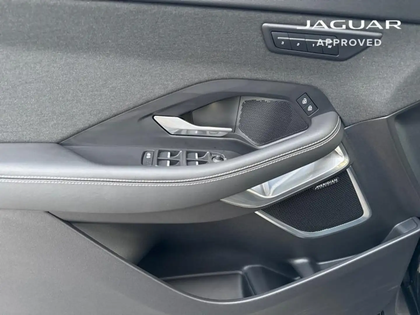 2023 Jaguar E-Pace, 17.780 km, Frankreich — Foto 10 z 12