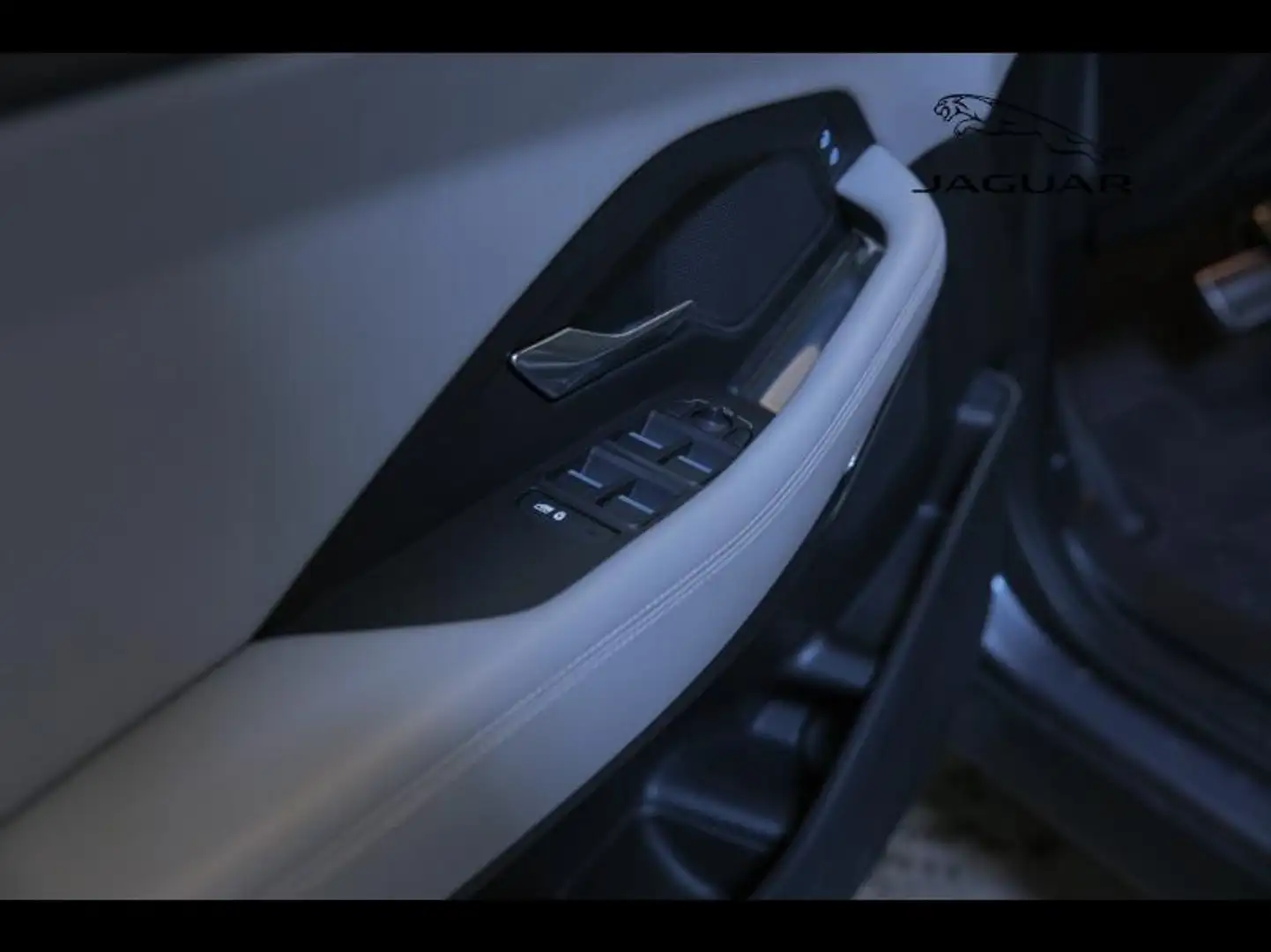 2022 Jaguar E-Pace, 32.000 km, Frankreich — Foto 8 z 12