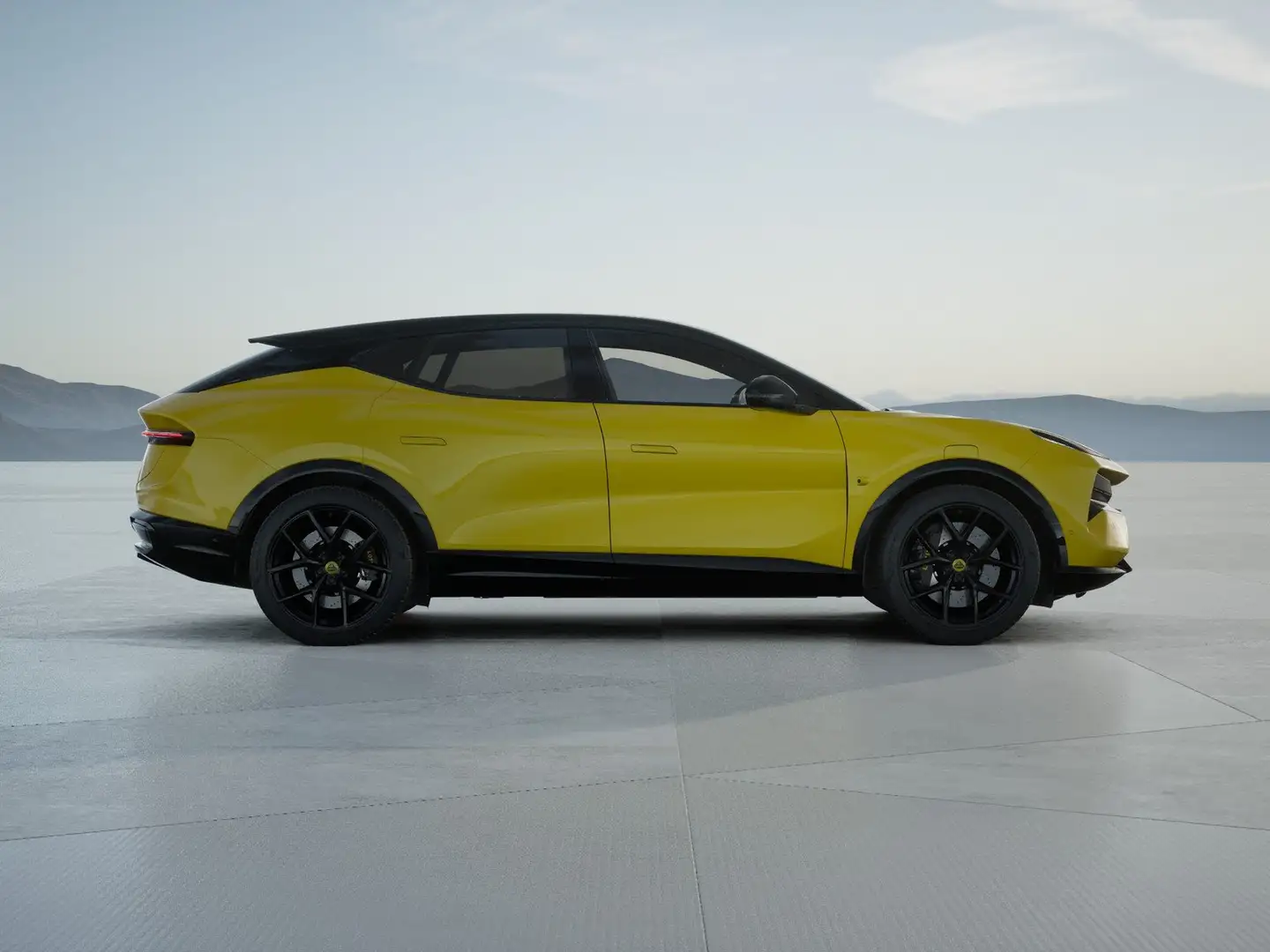 2025 Lotus Eletre, 2.100 km, Italien — Foto 7 z 8