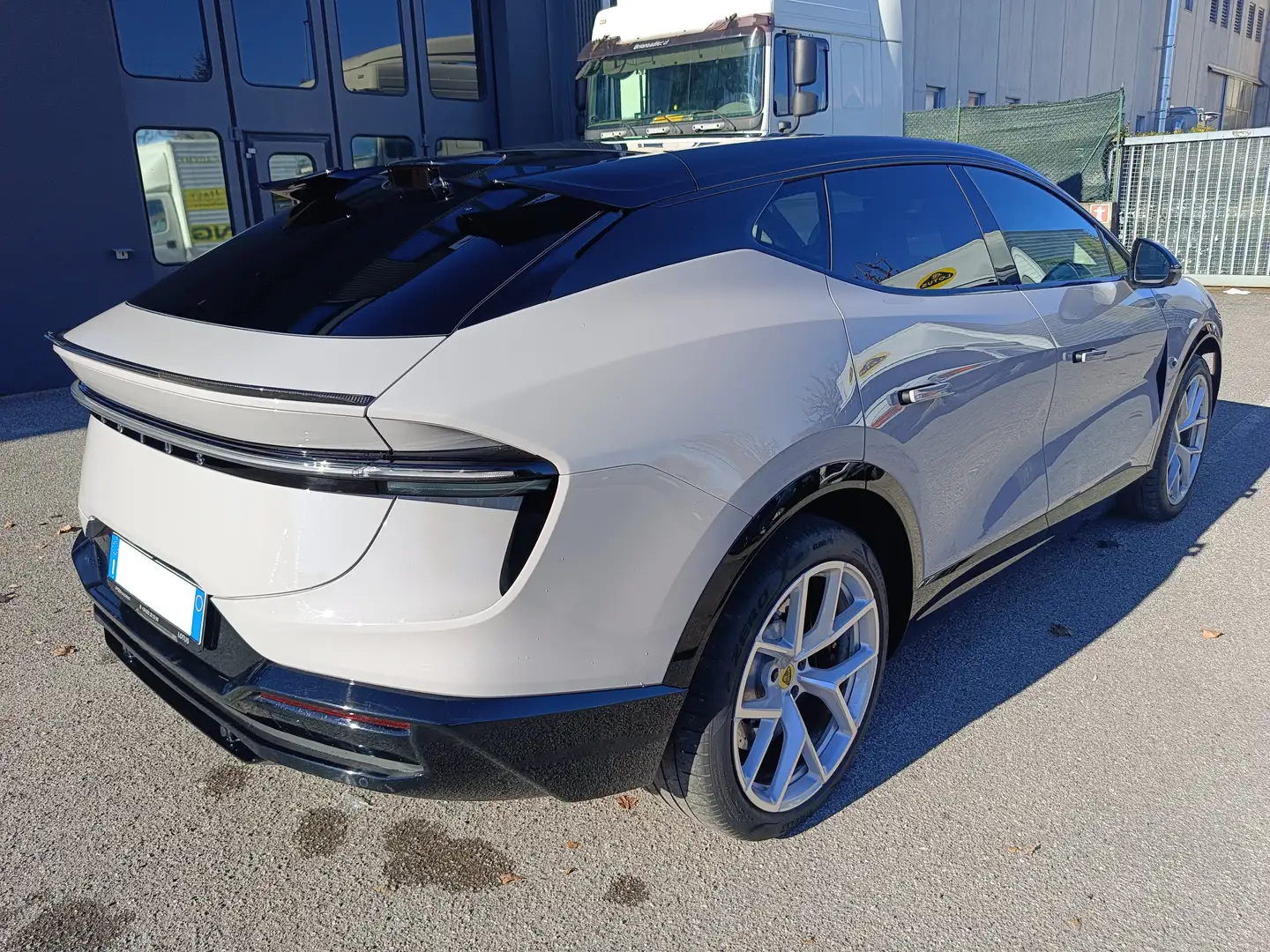 2025 Lotus Eletre, 15.000 km, Italien — Foto 3 z 12