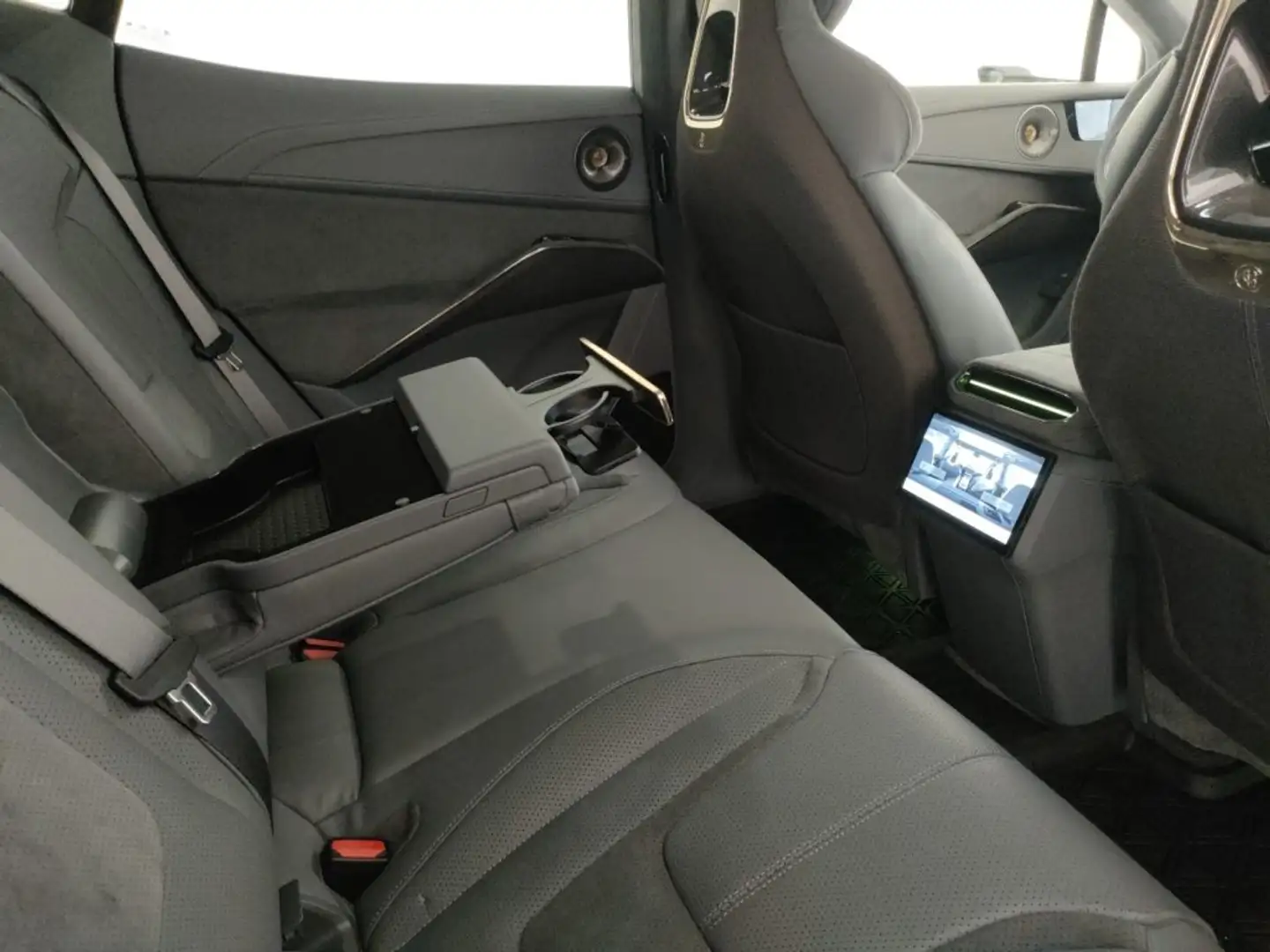 2025 Lotus Eletre, 11.500 km, Italien — Foto 8 z 12