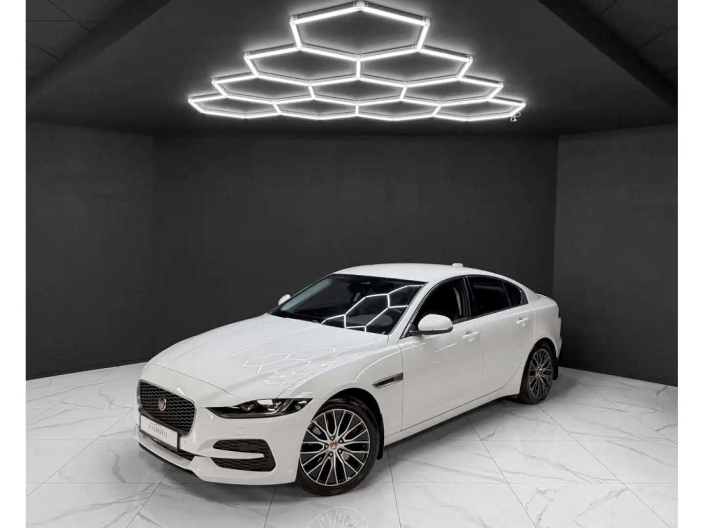 2022 Jaguar XE, 77.500 km, Luxemburg — Foto 1