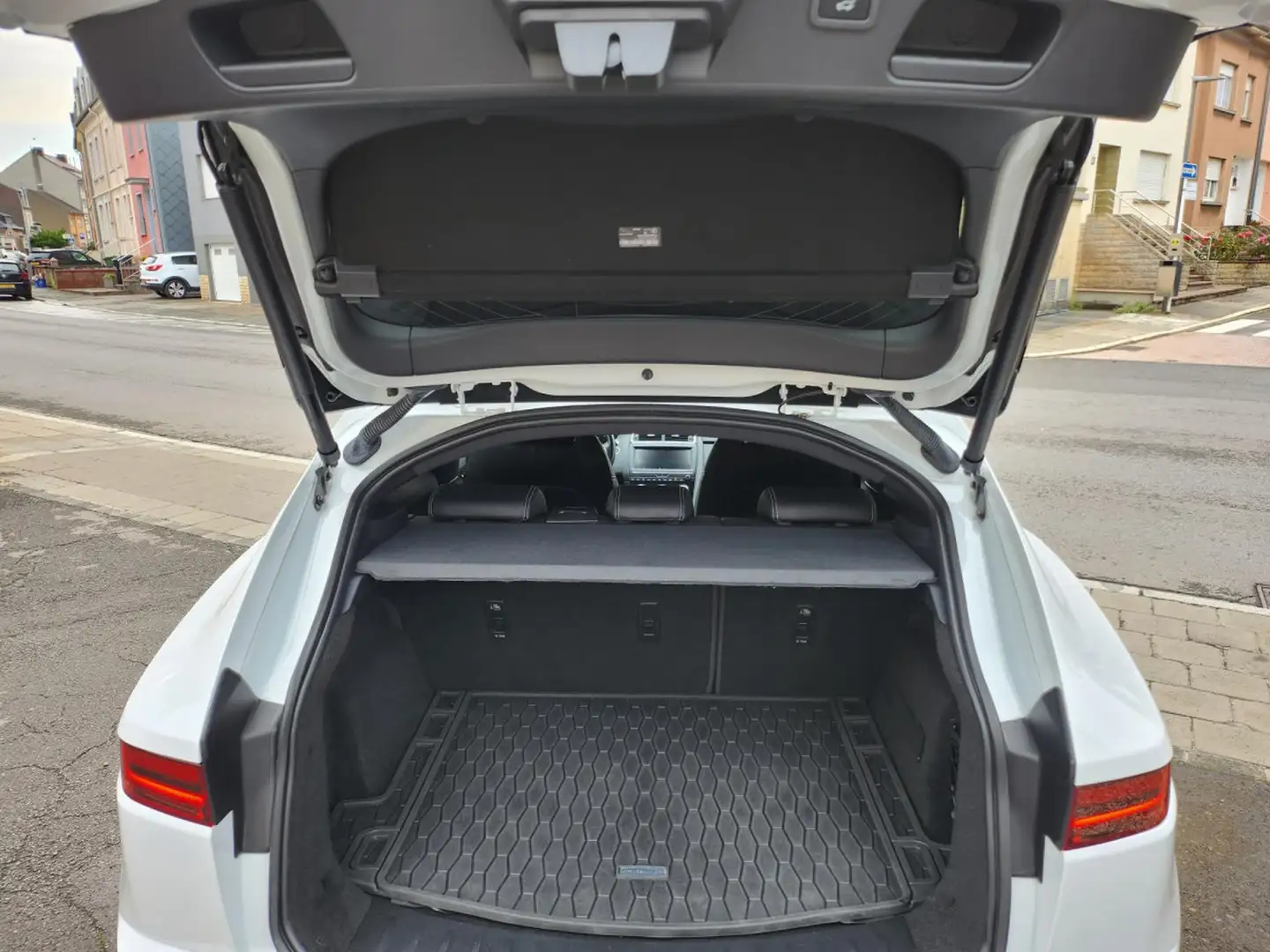 2019 Jaguar E-Pace, 97.000 km, Luxemburg — Foto 6 z 6