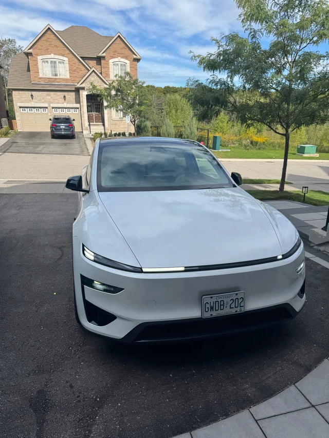 2026 Tesla Model Y Performance, weiß, 11.000 km, Import Kanada — Foto 3 z 5