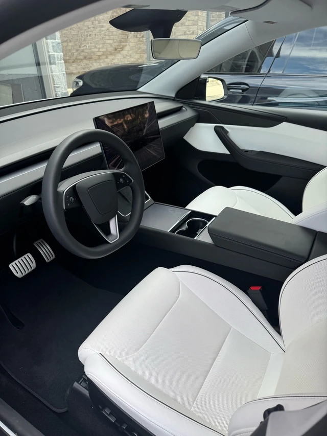 2026 Tesla Model Y Performance, weiß, 11.000 km, Import Kanada — Foto 5 z 5