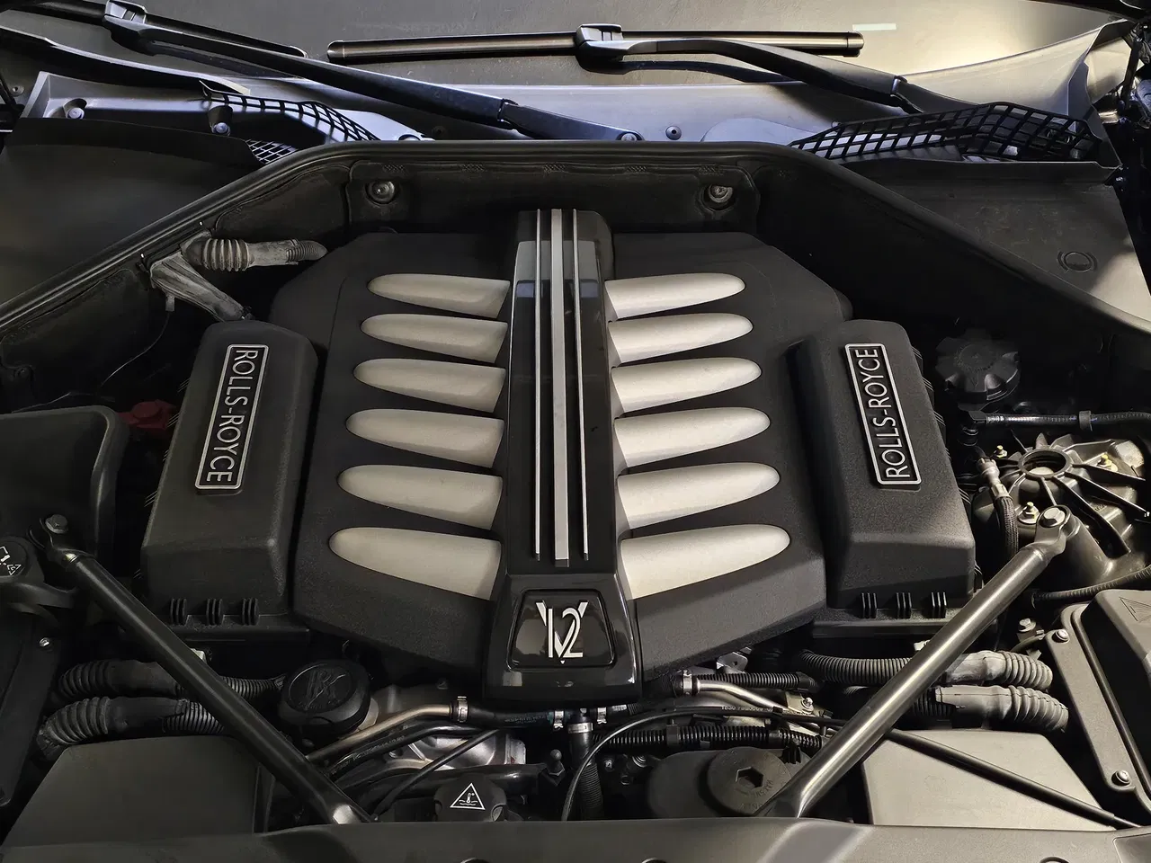 Rolls-Royce Ghost, 24.000 km, Portugal — Foto 11 z 40