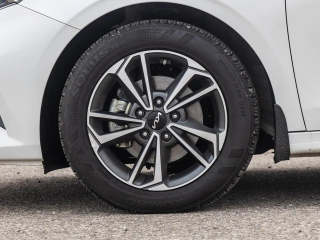 2024 Kia Forte LXSS, weiß, 20.631 km, Import Kanada — Foto 4 z 20