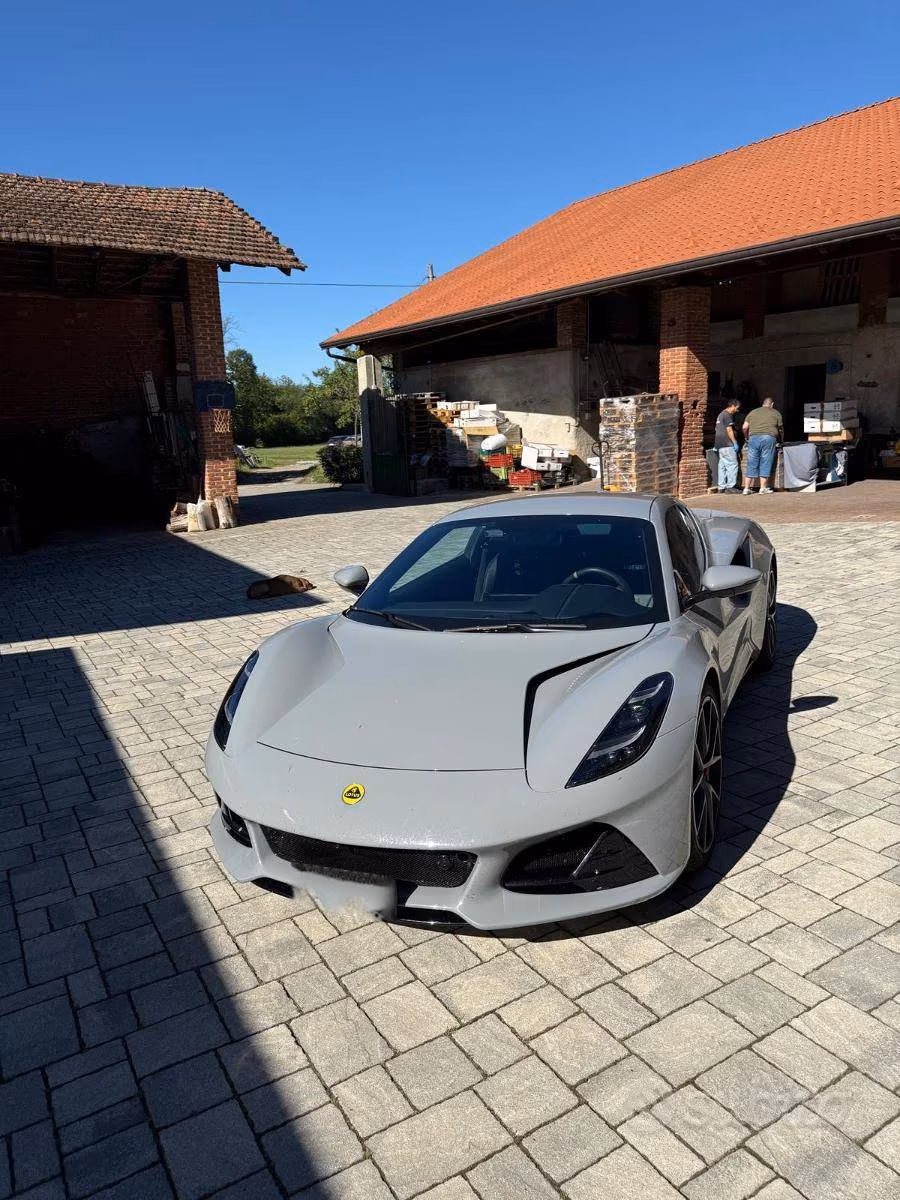 2025 Lotus, Italien — Foto 1