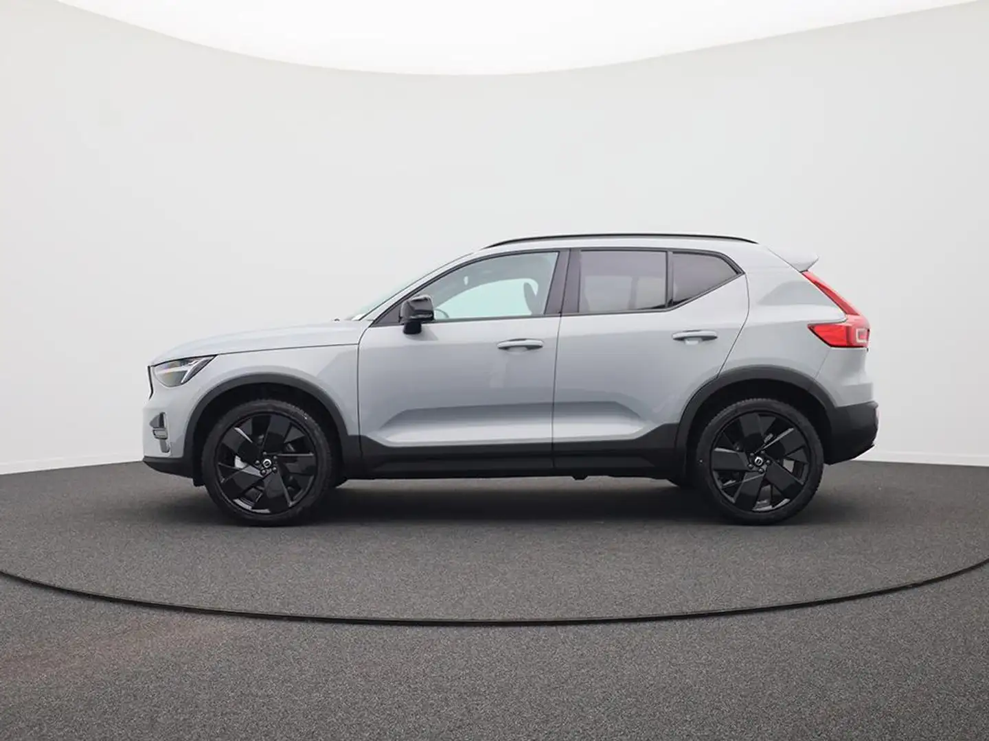 2026 Volvo XC40, schwarz, 2 km, Österreich — Foto 2 z 12