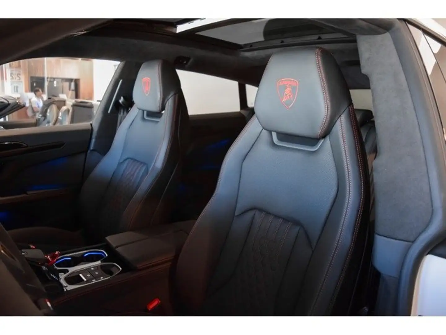 2026 Lamborghini Urus, 10 km, Spanien — Foto 7 z 12