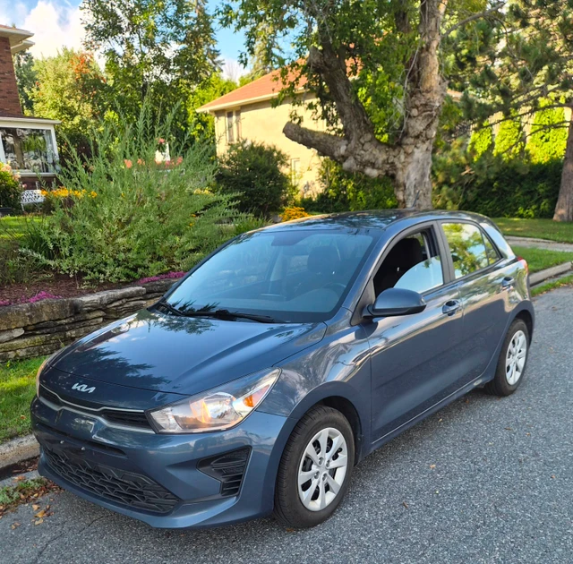 2022 Kia Rio 5-Door S, blau, 122.900 km, Import Kanada — Foto 1