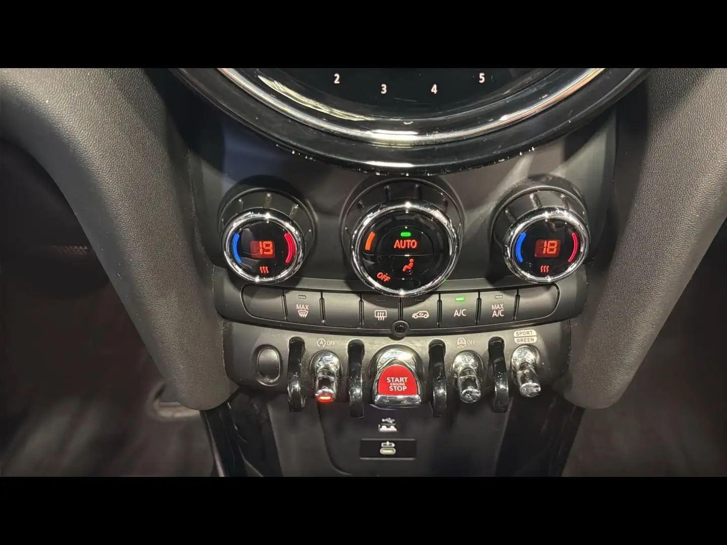 2024 MINI Cooper E, 46.256 km, Frankreich — Foto 16 z 20