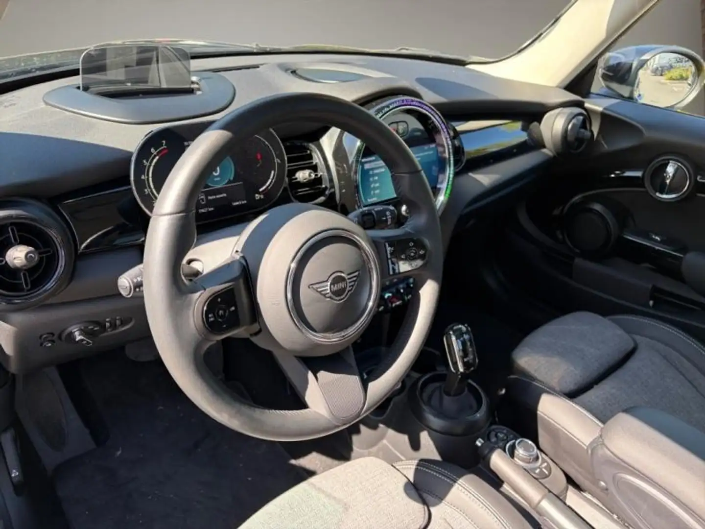2023 MINI Cooper E, 17.640 km, Frankreich — Foto 10 z 15