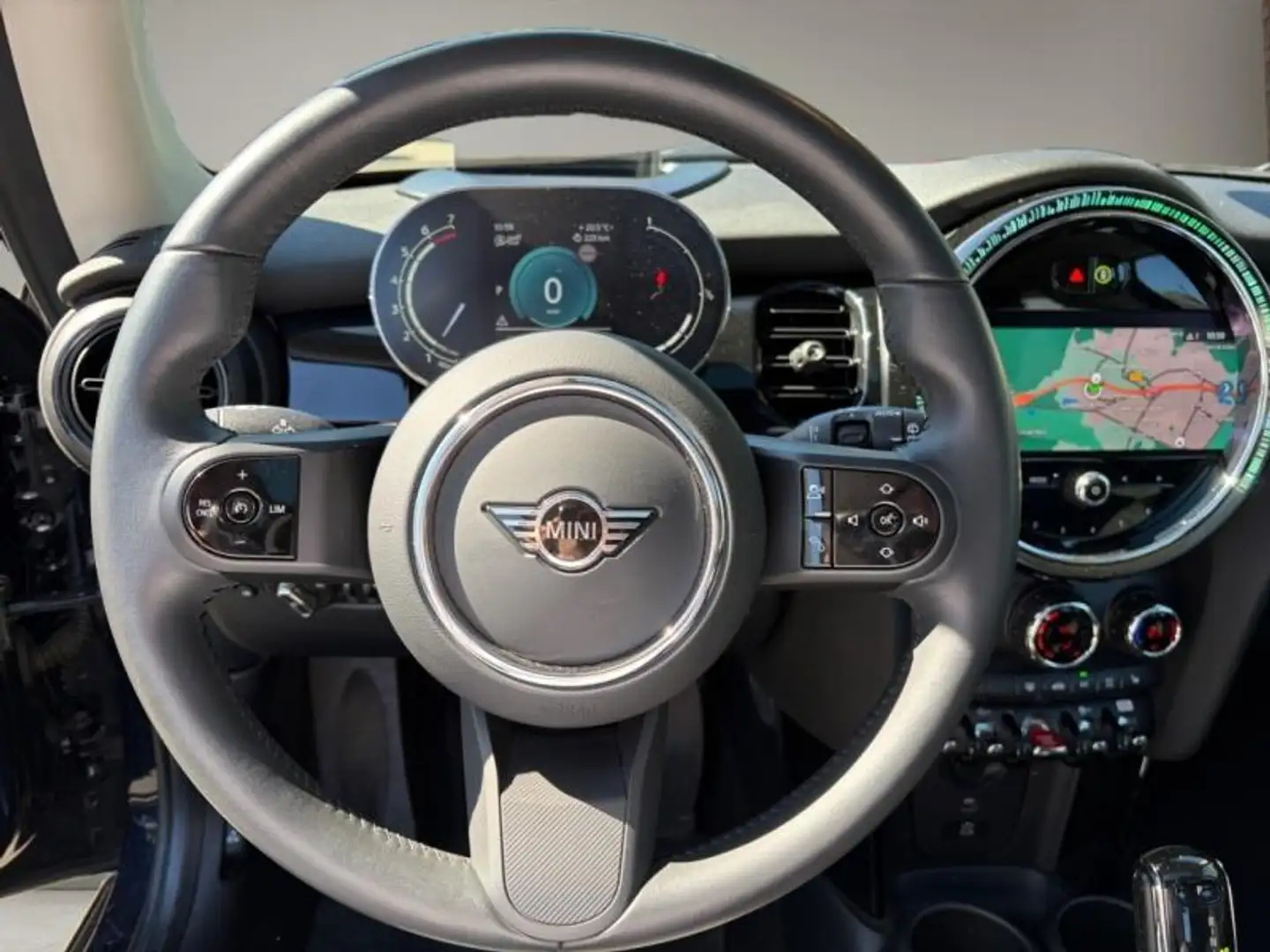 2023 MINI Cooper E, 17.640 km, Frankreich — Foto 12 z 15