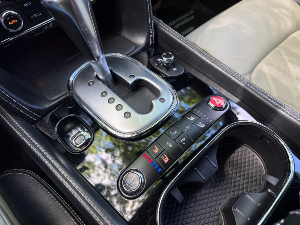 2015 Bentley, 112.000 km, Bulgarien — Foto 14 z 15