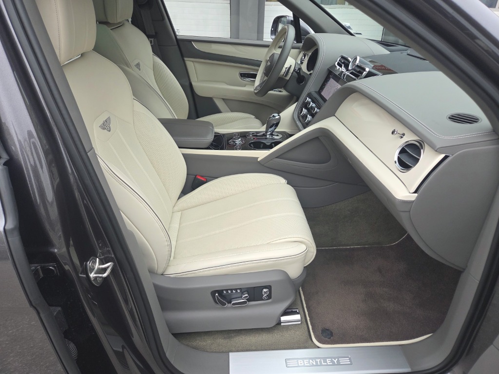 2024 Bentley, 44.000 km, Bulgarien — Foto 13 z 15