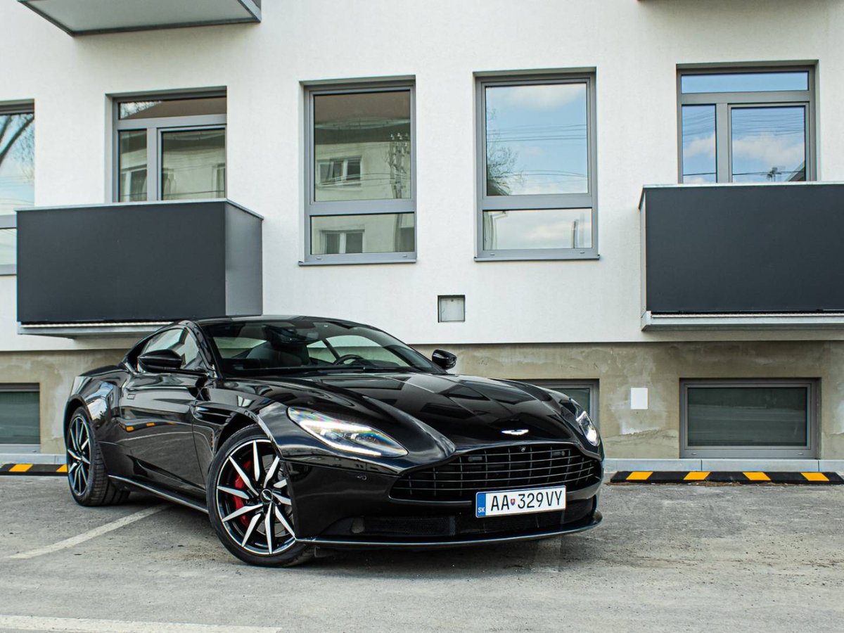 2017 Aston Martin DB, 113.160 km, Slovensko — Foto 1