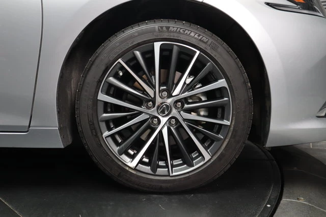 2025 Lexus ES LUXURY, silber, 13.384 km, Import Kanada — Foto 10 z 20