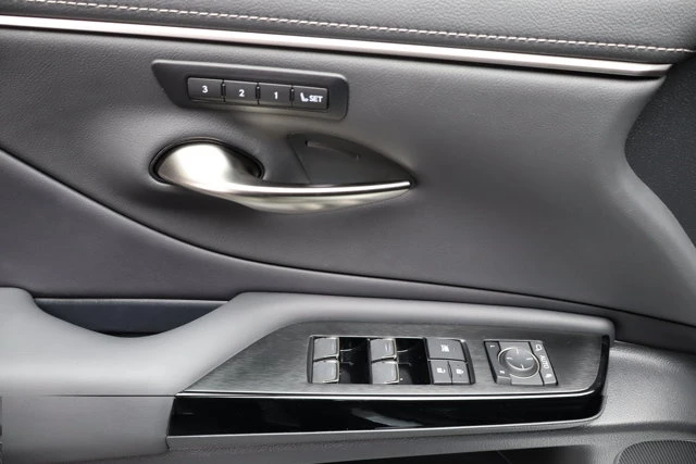 2025 Lexus ES LUXURY, silber, 13.384 km, Import Kanada — Foto 13 z 20