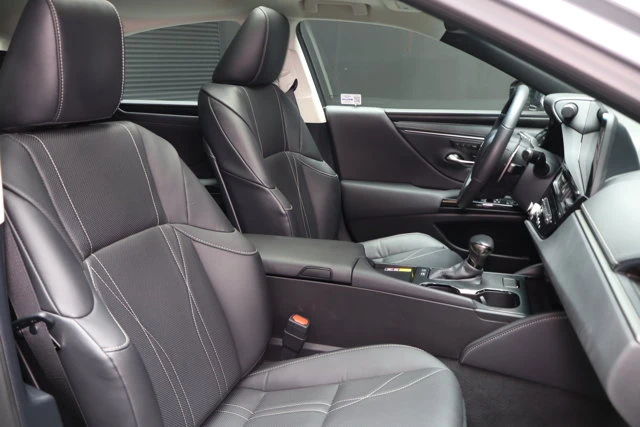 2025 Lexus ES LUXURY, silber, 13.384 km, Import Kanada — Foto 16 z 20