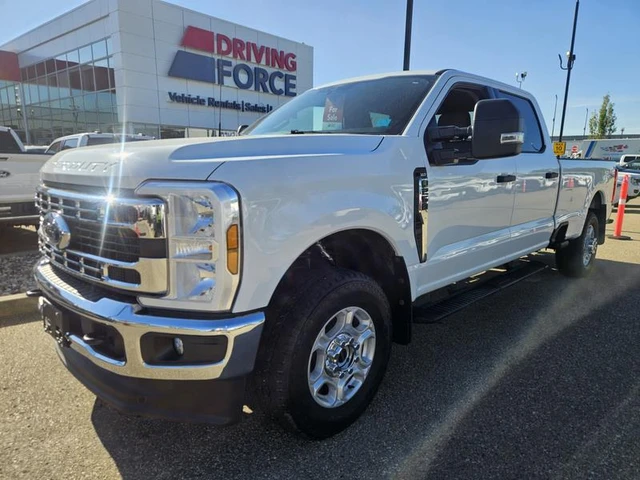 2025 Ford Super Duty F-250 XLT 4WD Crew Cab 8' Box, 21.608 km, Import Kanada — Foto 1