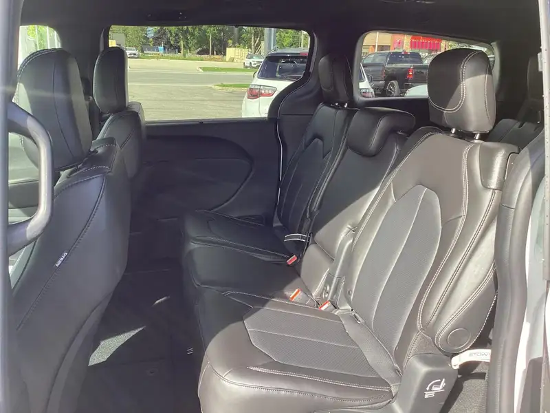 2027 Chrysler Pacifica Select, weiß, 0 km, Import Kanada — Foto 10 z 12